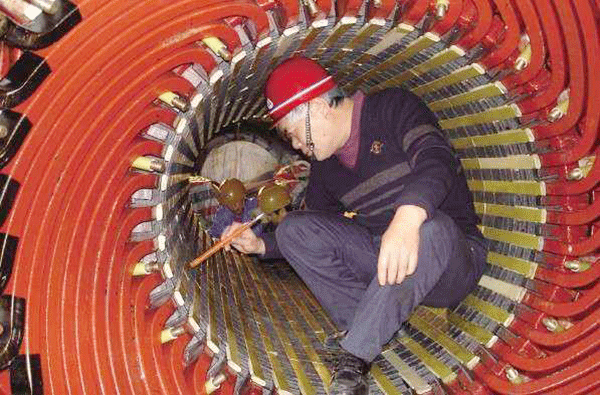 西安泰富西瑪電機(jī)吳高治、劉長(zhǎng)安、張衛(wèi)華榮獲西安市勞動(dòng)模范榮譽(yù)稱(chēng)號(hào)。