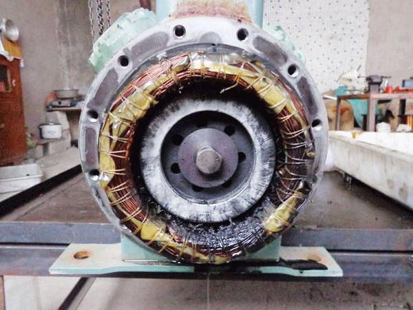 一臺噪音大待修理的電機(jī) 一臺噪音大待修理的電機(jī)